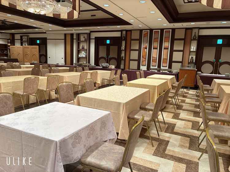 披露宴会場の写真です。この会場は100人以上入れるそうです。凄く広くて人数が多い式向けだと思います。