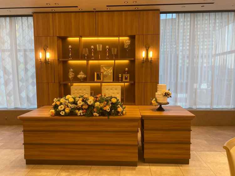 披露宴会場の高砂です。逆光にならないよう新郎新婦のバックだけ木の板があり写真も綺麗に撮れそうです。