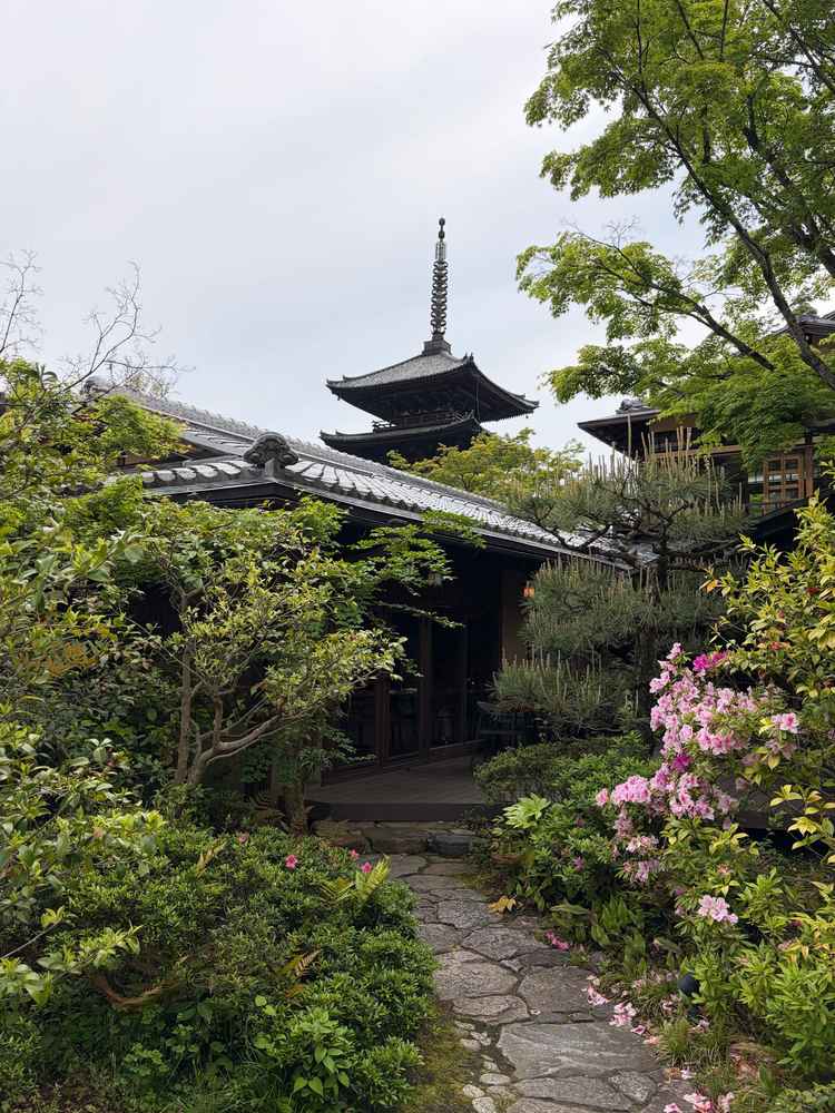 敷地内の庭園からは五重塔を見ることができ、京都らしさを感じることのできる式場。
