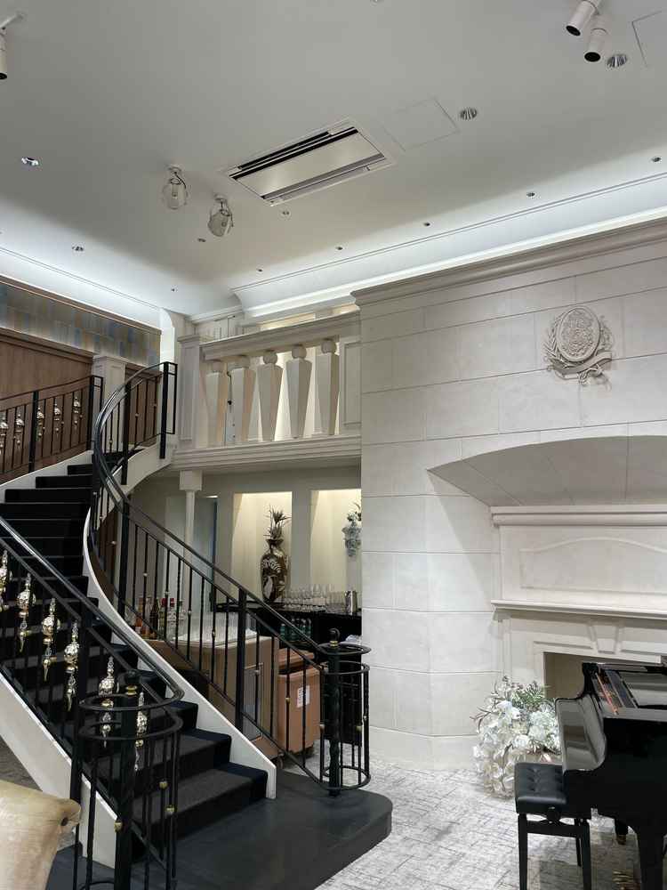 披露宴会場についている階段で階段演出がてきるのはとてもよいと感じました。