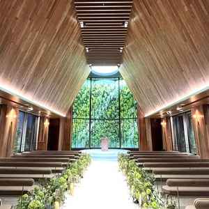 ウッド調の華やかなチャペル。都会に位置していることを忘れるくらい自然豊かで綺麗でした。