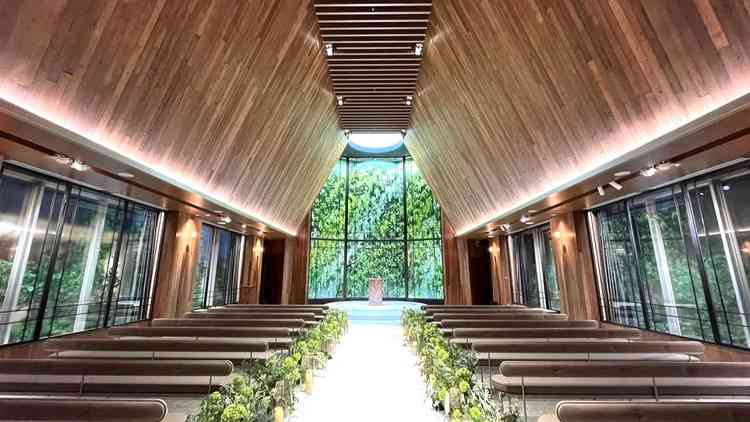 ウッド調の華やかなチャペル。都会に位置していることを忘れるくらい自然豊かで綺麗でした。