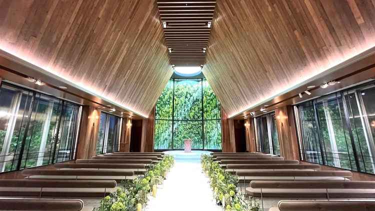 ウッド調の華やかなチャペル。都会に位置していることを忘れるくらい自然豊かで綺麗でした。