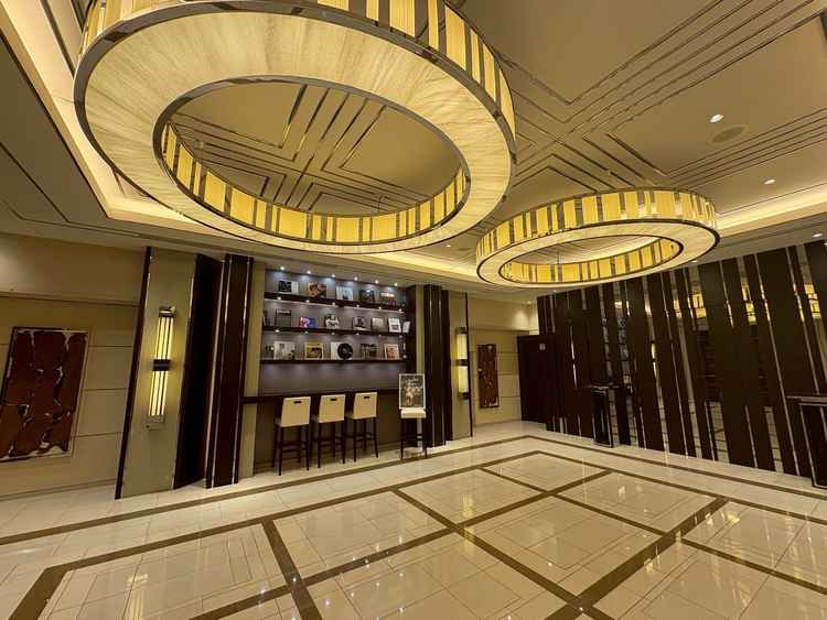 ブルーノクリスタル入口　ホテルのような高級感があるロビーで、ゲストがゆったり過ごせそうでした。