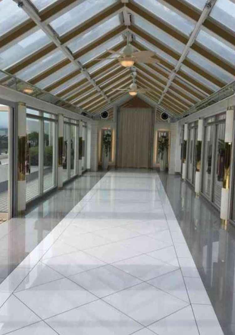 チャペルまでの道のりで雨が降っても大丈夫