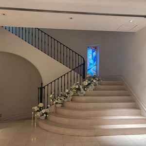 挙式のチャペルに入る前にある階段。ここで写真撮ることもできる。