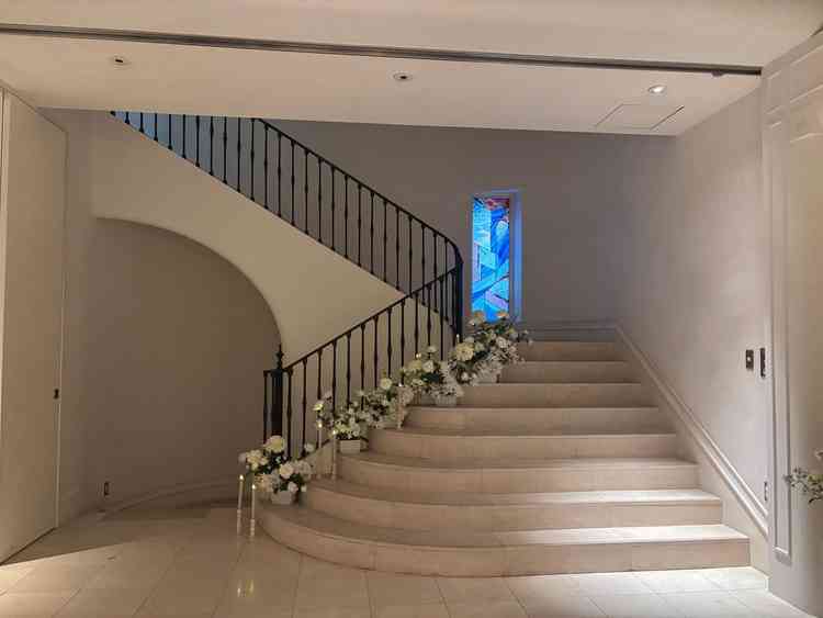 挙式のチャペルに入る前にある階段。ここで写真撮ることもできる。