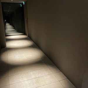 人生を表現したチャペル前のスペース。合わせ鏡にすることで、人生と同じく長い道を表現している。