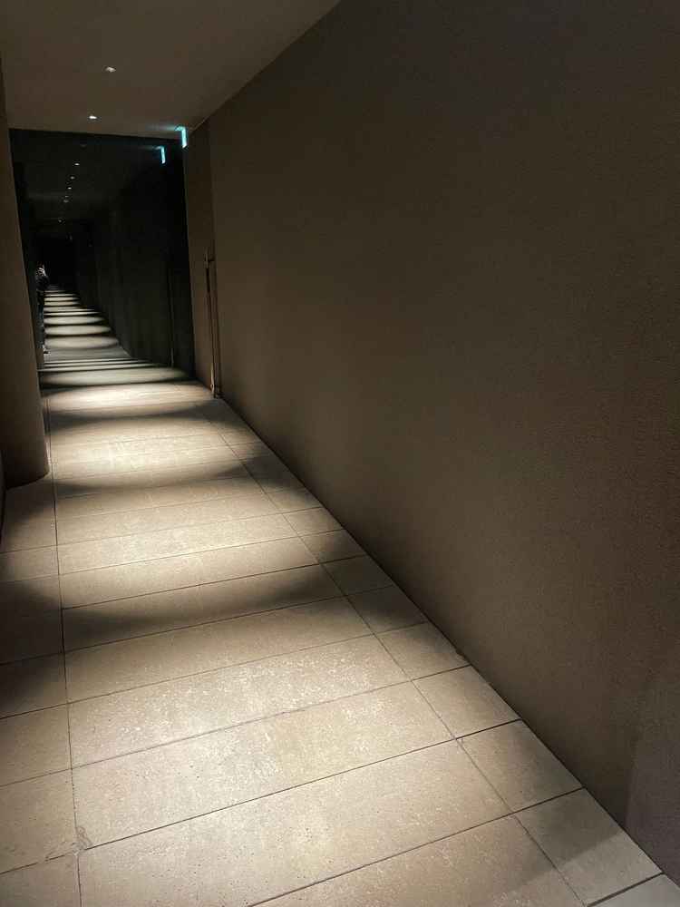 人生を表現したチャペル前のスペース。合わせ鏡にすることで、人生と同じく長い道を表現している。