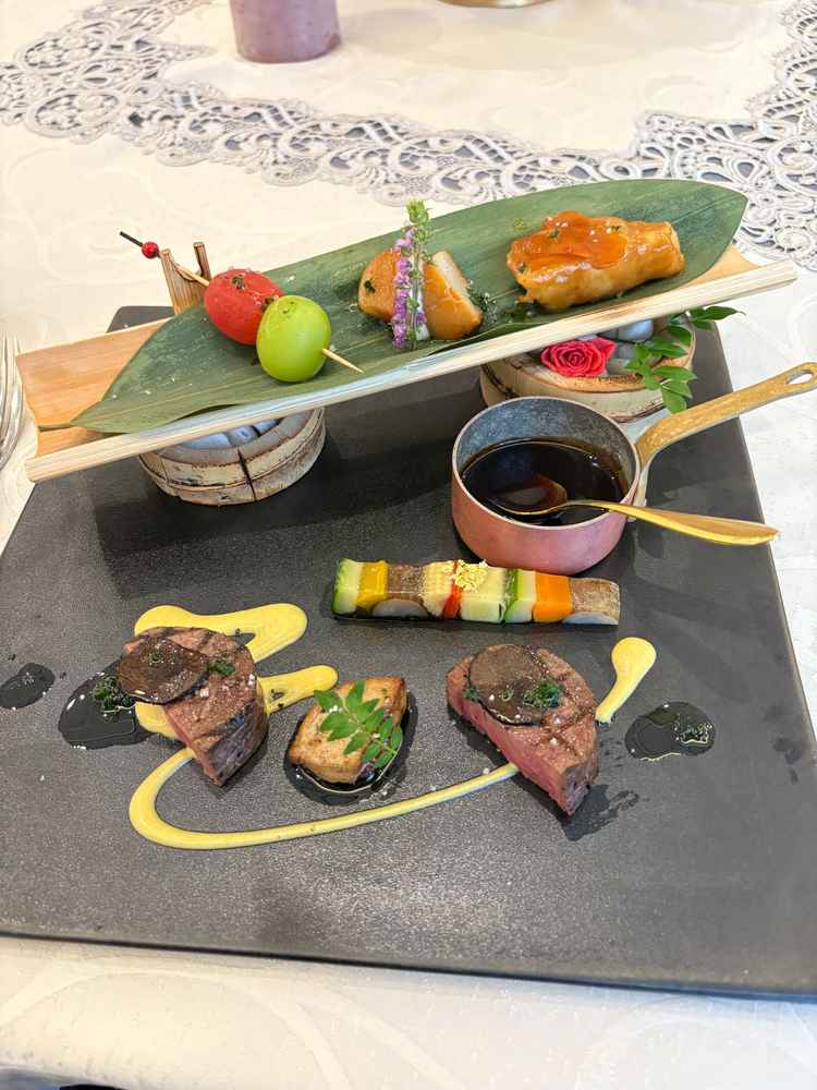 試食のメイン料理盛り合わせ。美味しかったが、少し味付けが濃いめな感じがした。