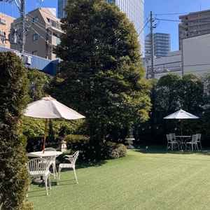 大きなシンボルツリーが印象的なガーデンです。当日はシャボン玉の演出がされておりとても綺麗でした。