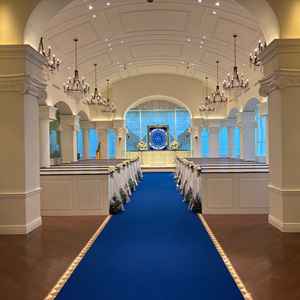 華やかなチャペル。青いバージンロードでシックな印象にも。