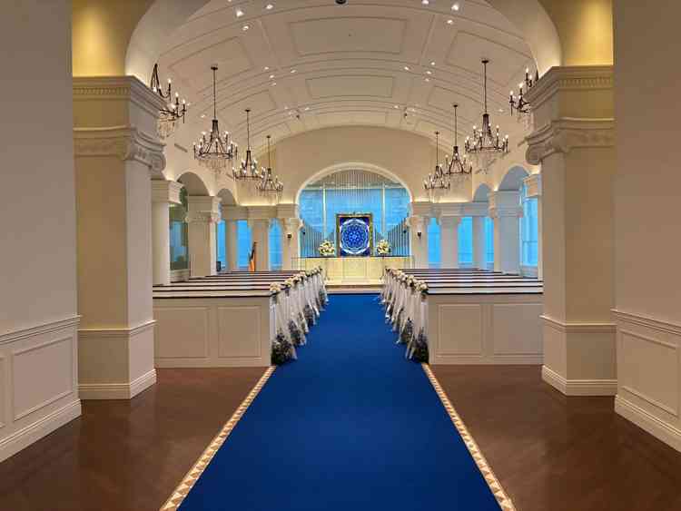 華やかなチャペル。青いバージンロードでシックな印象にも。