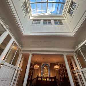 祭壇の手前に吹き抜け、天窓があり、明るい構造。