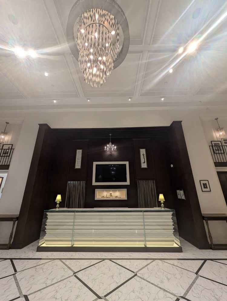 豪華なシャンデリアが出迎えてくれ、大理石調の床が高級感を演出していました。清潔感もあり良かった。