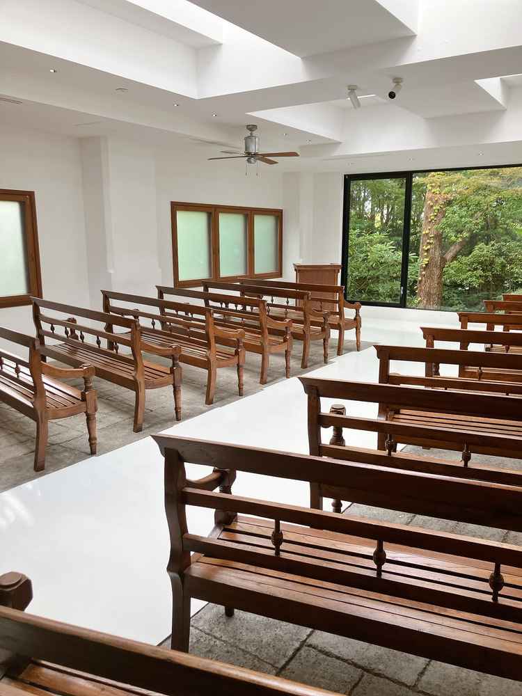 白と緑の対比がとても綺麗なチャペル。