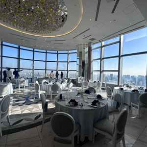 披露宴会場。最初に入った時はカーテンが閉まっていて、カーテンオープンの演出が気に入りました。