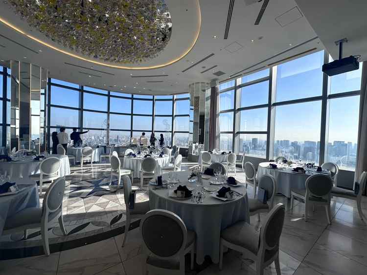 披露宴会場。最初に入った時はカーテンが閉まっていて、カーテンオープンの演出が気に入りました。