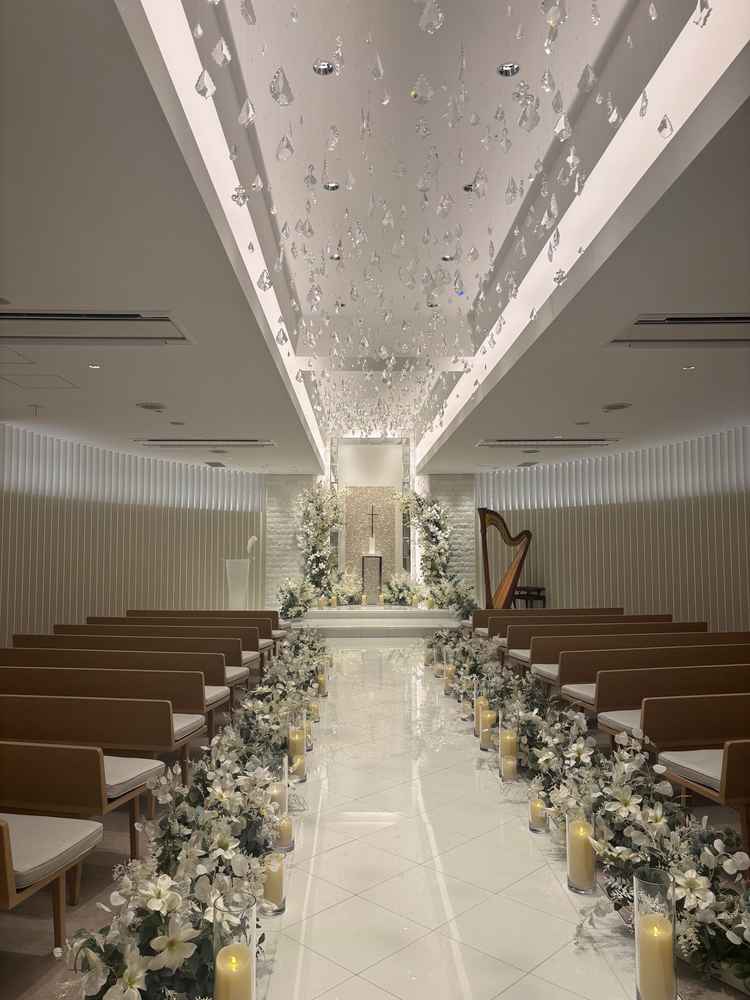 色で統一され、洗礼された雰囲気が漂うチャペルの写真。天井のクリスタルが素敵でした。