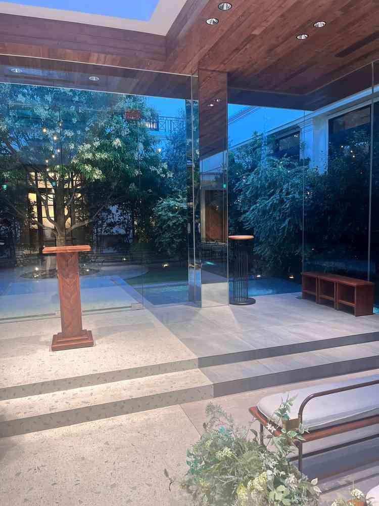 ゲスト側からみた挙式会場。全方向ガラス張りなので都会の中なのに自然を感じることが出来た。