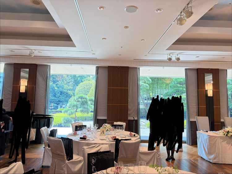 1階の会場。有名なニューオータニの庭園が見れる。同様の部屋がもうひとつある。