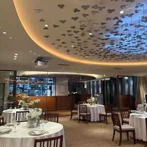 オープンキッチンが真横に設置されていました。シェフが作る料理が真横で見られるとのことでした。