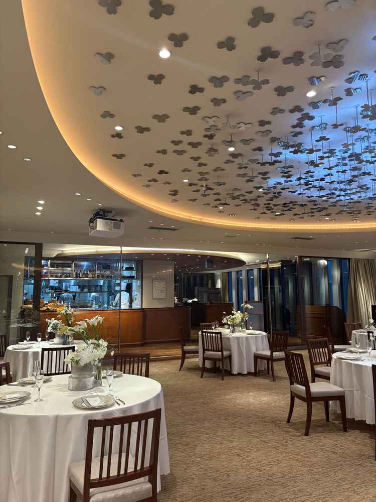 オープンキッチンが真横に設置されていました。シェフが作る料理が真横で見られるとのことでした。