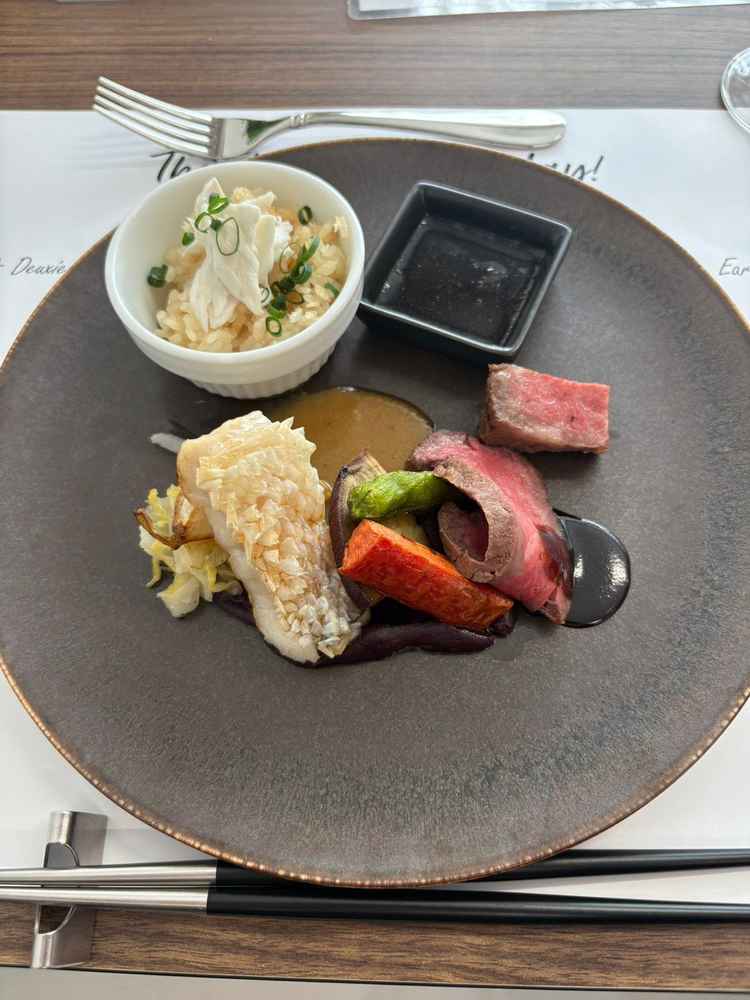 メインのお肉料理で、盛り付けがとても綺麗！