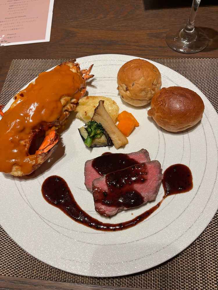 メイン料理のオマール海老とサーロインステーキ