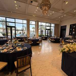 カーテンが開いた状態の披露宴会場の写真