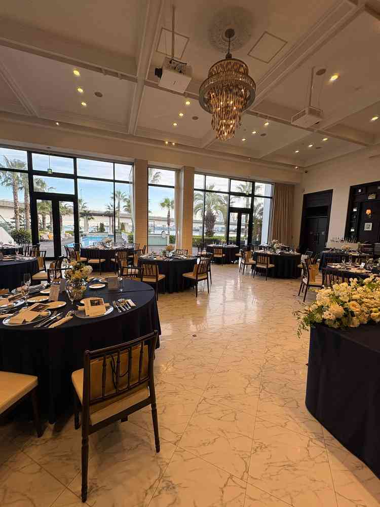 カーテンが開いた状態の披露宴会場の写真