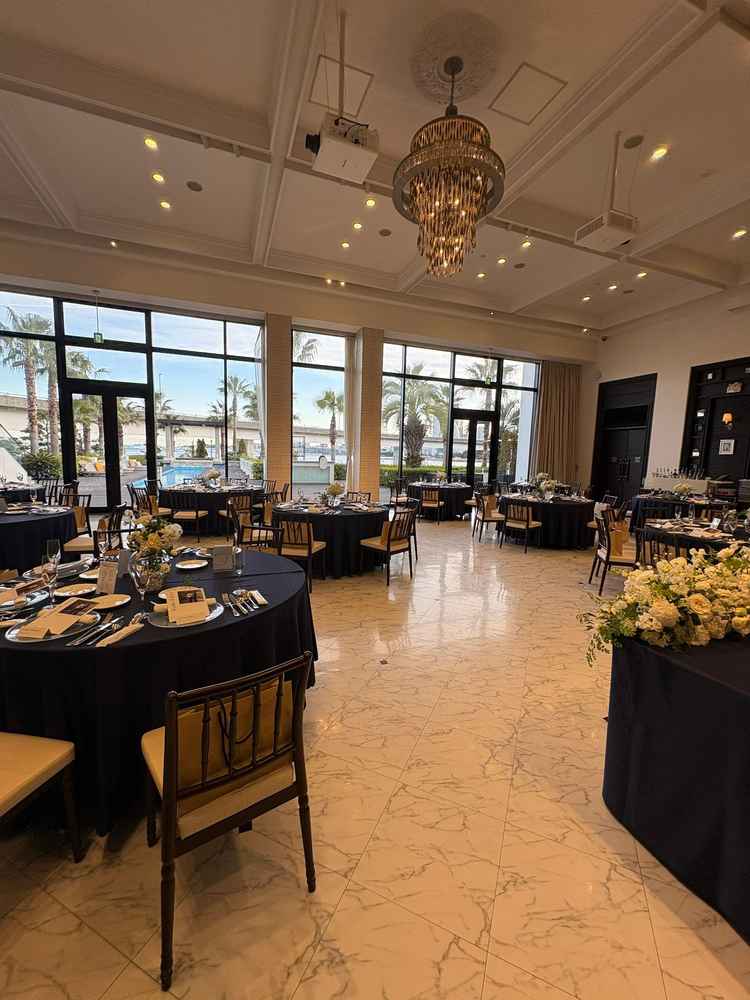 カーテンが開いた状態の披露宴会場の写真