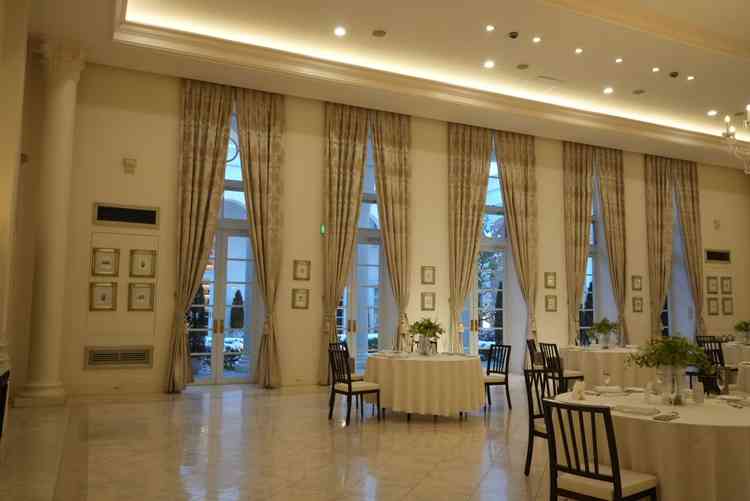 披露宴会場には大きな窓がついていて中庭が一望できるようになっていた。