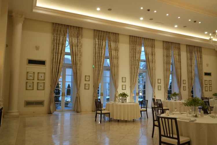 披露宴会場には大きな窓がついていて中庭が一望できるようになっていた。