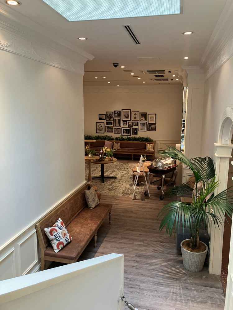 こちらおしゃれな通路です