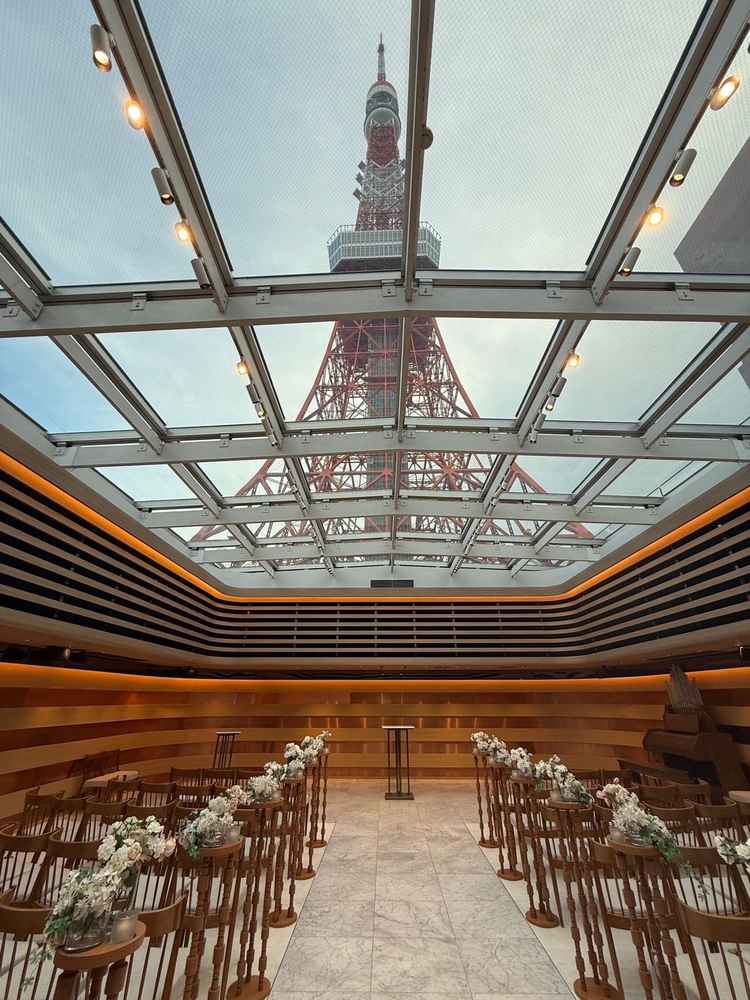 チャペルからの景色。見上げると東京タワーのてっぺんまで見えて印象的だった。近すぎて雨など景色が悪くて