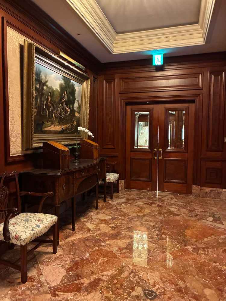 ウェディングドレスショップがあるフロア。どこで写真を撮ってもアンティークな家具で可愛いと思いました。