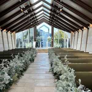 挙式場は光がきれいに差し込み、バックはビルがなく、緑一色であるのがとてもすてきだと思った。