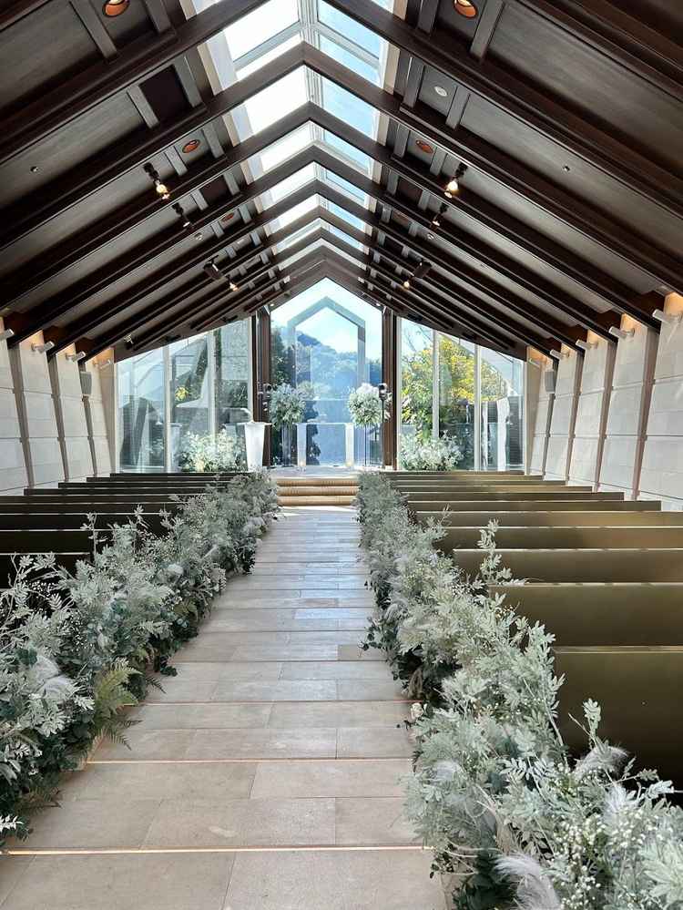 挙式場は光がきれいに差し込み、バックはビルがなく、緑一色であるのがとてもすてきだと思った。