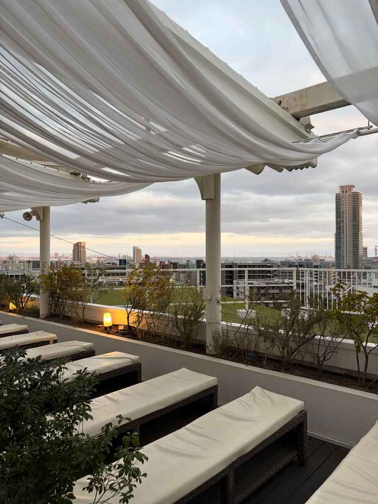 神戸の街と海が見える外のチャペル