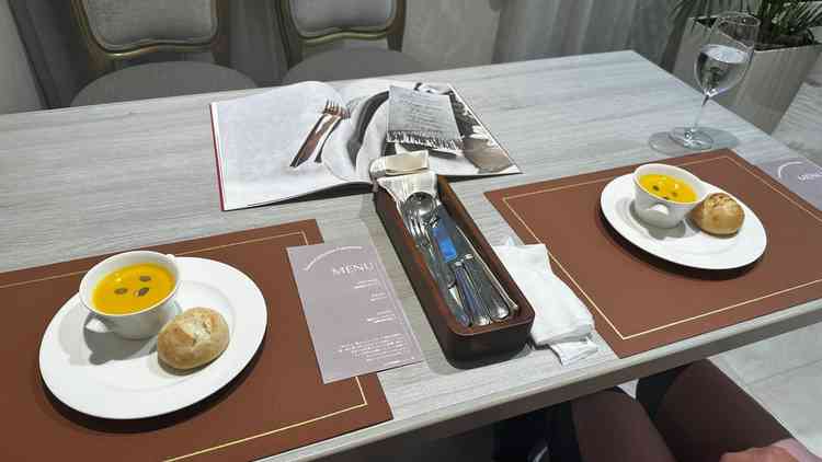 スープとパンです。パンが食べ放題なようで、嬉しいポイントでした。季節のスープはかぼちゃでした。