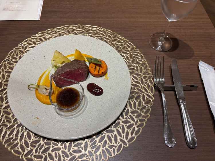 頂いた試食。北海道の提携農場で育てた牛のお肉とのことで、お料理に対するこだわりを感じました。