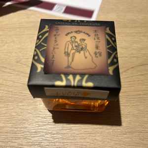 キャンドルの上に黒い蓋を被せると文字や絵が浮かびあがりました。披露宴の演出で使えるそうです。