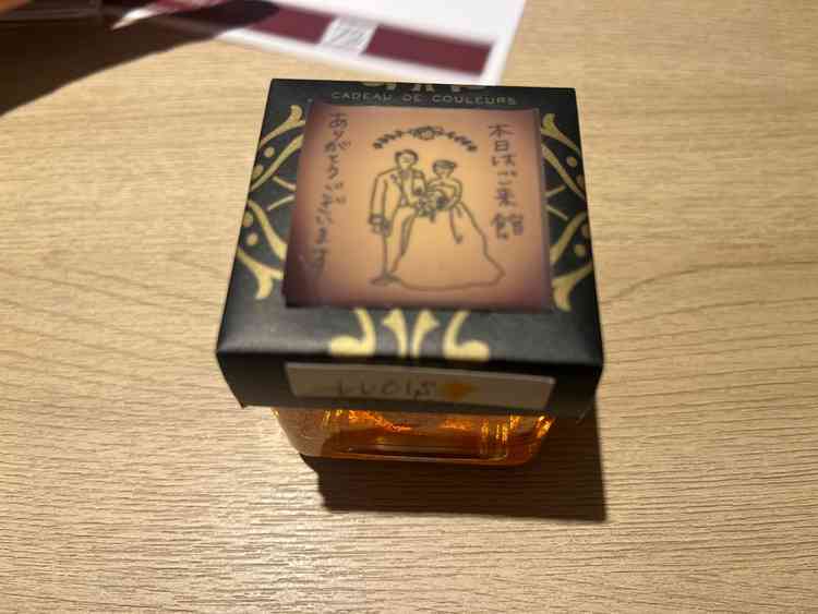 キャンドルの上に黒い蓋を被せると文字や絵が浮かびあがりました。披露宴の演出で使えるそうです。