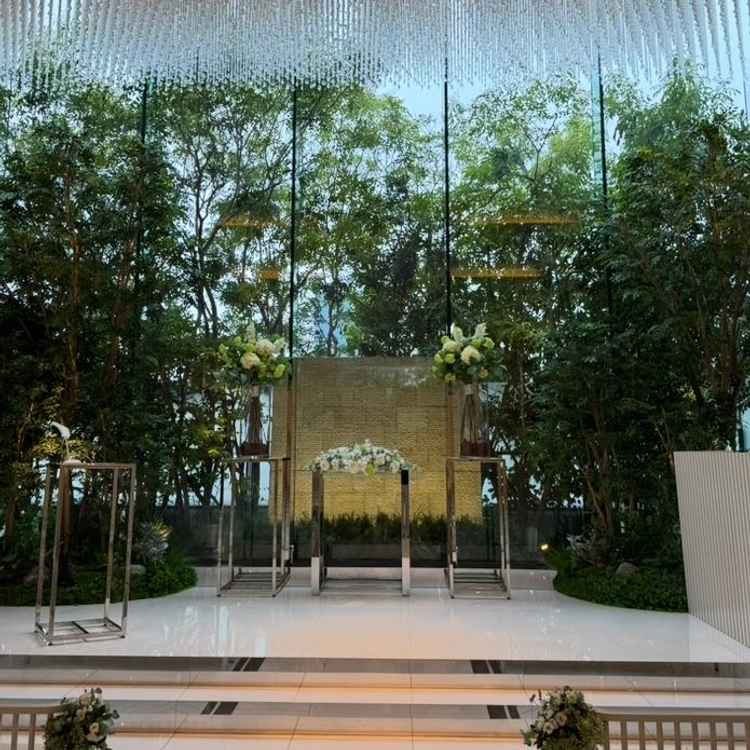 チャペルです。曇りの日にフェアに参加しましたがとても綺麗でした。晴れなら青空が広がるそうです。