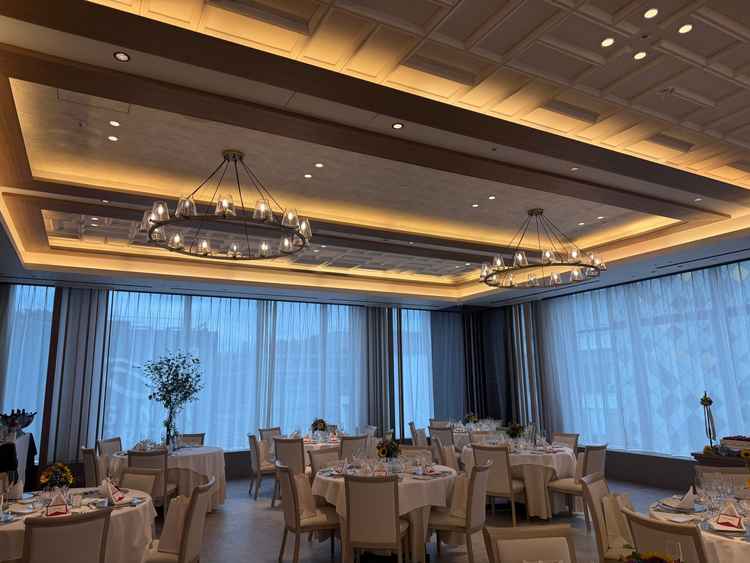 披露宴会場。照明がおしゃれ。