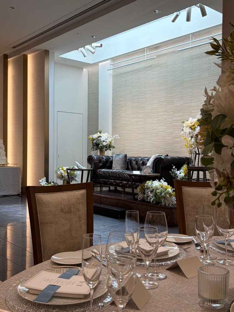 新郎新婦が座るソファは上から自然光が入って顔が明るく照らされてる。参加者との距離も程よい