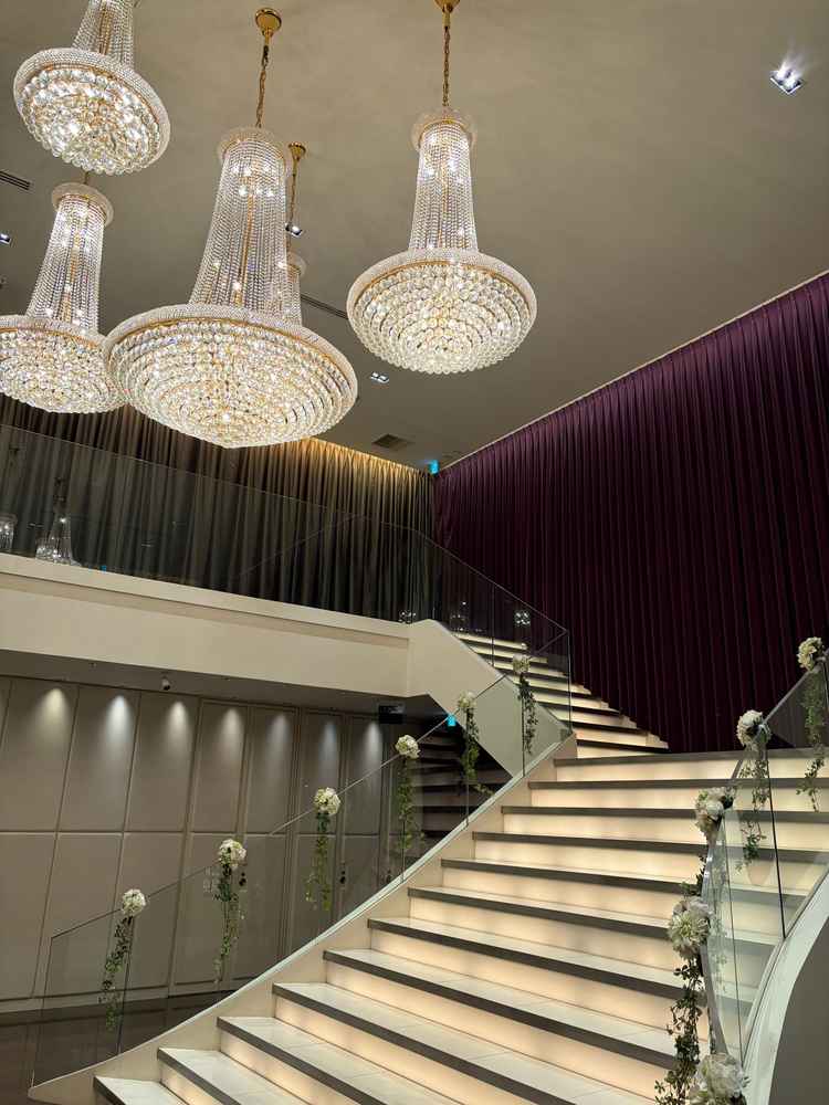 チャペルを出た後に見える大階段。フラワーシャワーも雨に濡れずできるところが良いです。