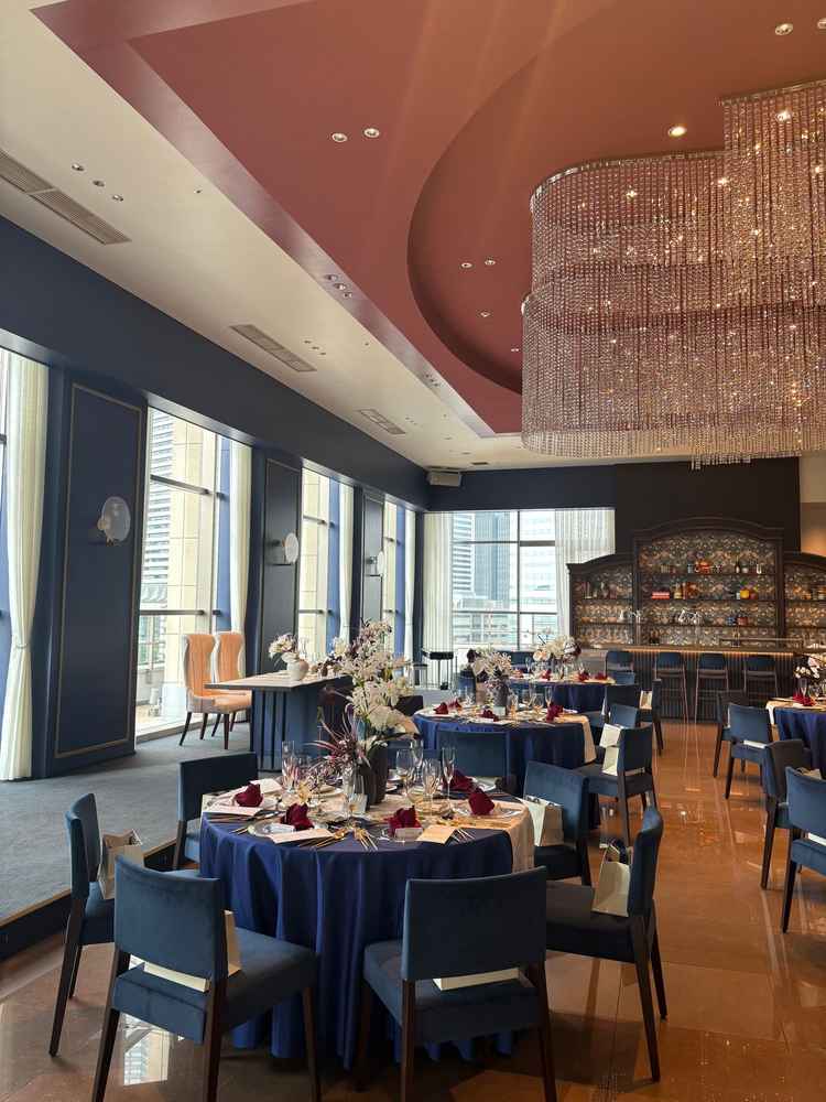 披露宴会場。ネイビーとシャンデリアがとても映えてゴージャスな雰囲気。