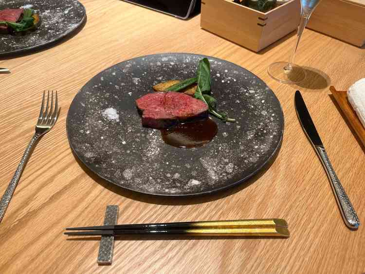 試食のローストビーフです。八芳園名物とのこと。